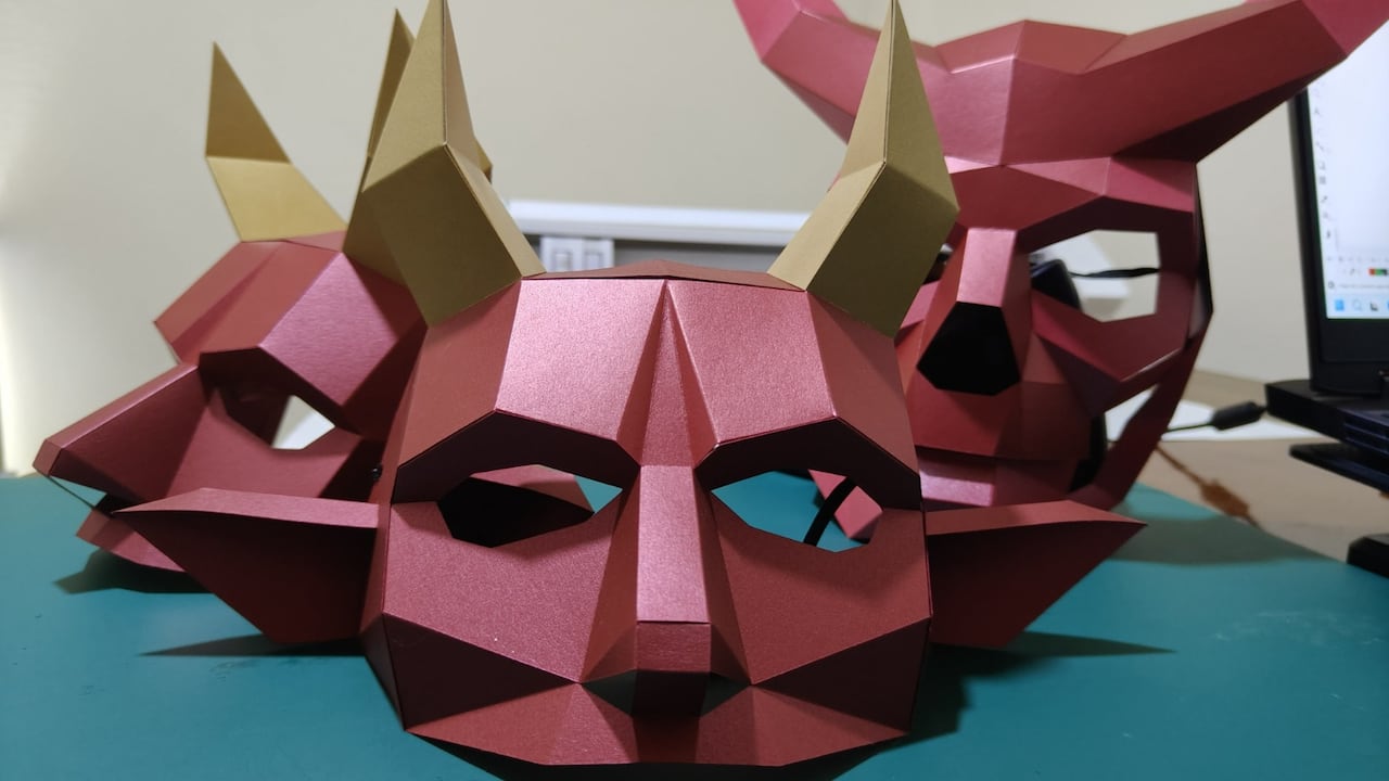 Con precisión matemática y técnica analógica, el diseñador caleño ensambla cartulinas y papeles para transformarlos en arte tridimensional.