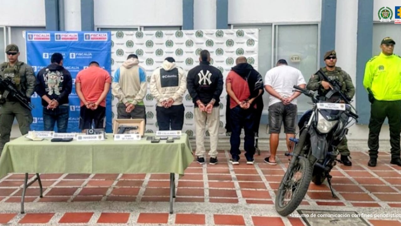 La estructura delincuencial interceptaba tractocamiones en el corredor vial Popayán-Cali-Pasto. Con armas de fuego y haciéndose pasar por disidentes de las Farc, retenían a los conductores para desviar los vehículos y saquear cargamentos millonarios, afectando gravemente la economía y seguridad del gremio.