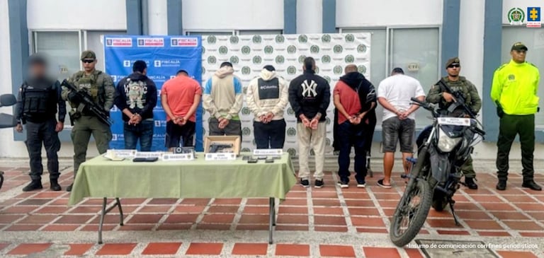 La estructura delincuencial interceptaba tractocamiones en el corredor vial Popayán-Cali-Pasto. Con armas de fuego y haciéndose pasar por disidentes de las Farc, retenían a los conductores para desviar los vehículos y saquear cargamentos millonarios, afectando gravemente la economía y seguridad del gremio.