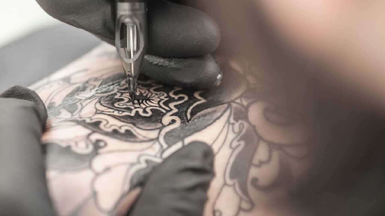 Prácticamente todo el cuerpo del brasileño está cubierto de tatuajes (imagen de referencia, no alude al caso en mención).