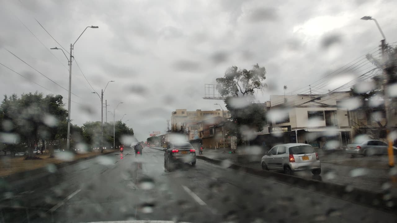La lluvia regresó a Cali durante la tarde de este sábado 29 de agosto, después de varios días de intenso calor y tiempo soleado.