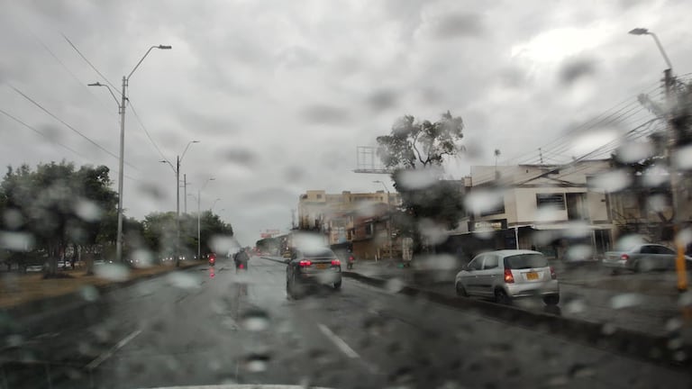 La lluvia regresó a Cali durante la tarde de este sábado 29 de agosto, después de varios días de intenso calor y tiempo soleado.