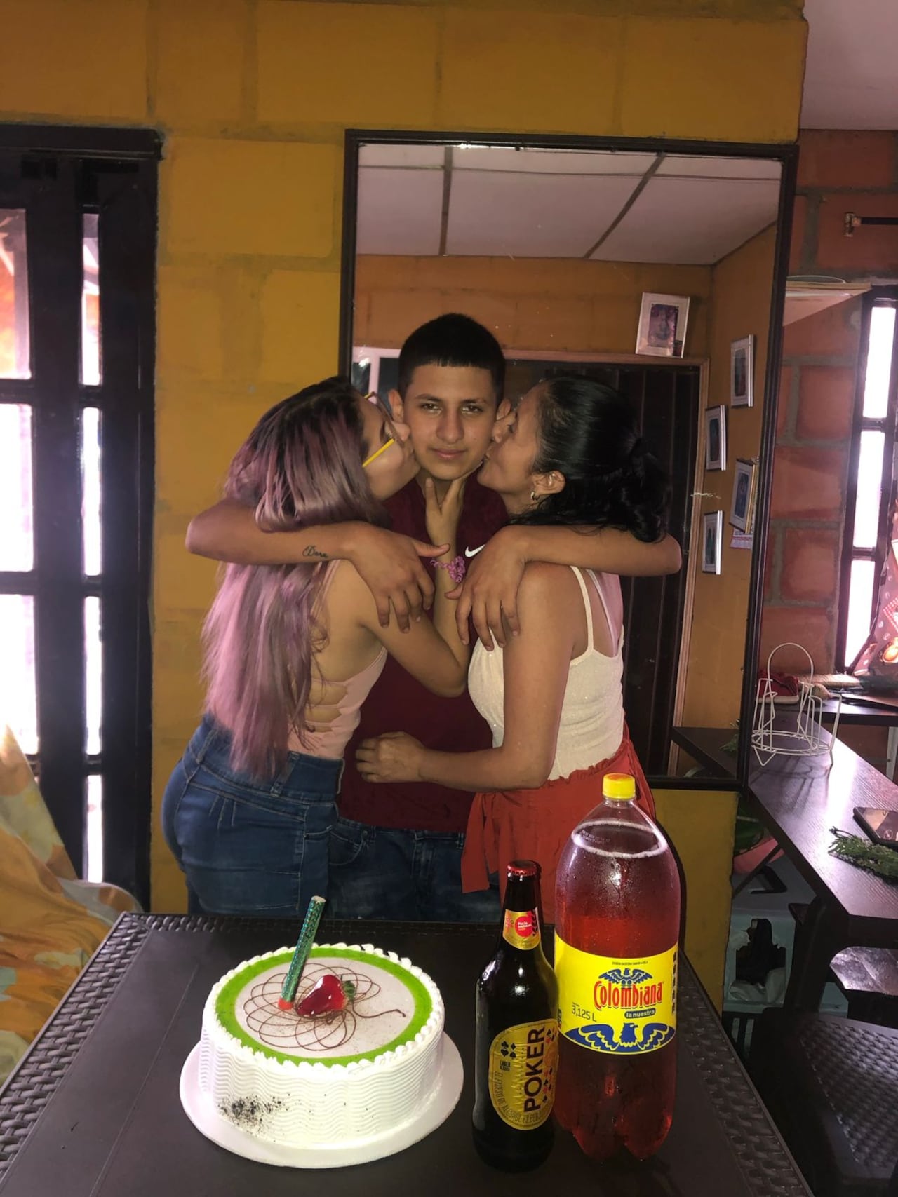 Estas son algunos de los momentos que Juan Esteban Bastidas, de 20 años, compartió con su familia.