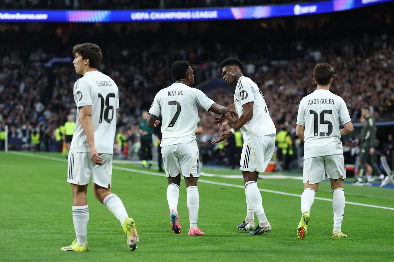 El centrocampista francés #14 del Real Madrid, Aurelien Tchouameni (2D), celebra el gol del empate durante el partido de vuelta de los playoffs de la ronda eliminatoria de la UEFA Champions League entre el Real Madrid CF y el SL Benfica en el estadio Santiago Bernabéu de Madrid el 25 de febrero de 2026. (Foto de Thomas COEX / AFP)