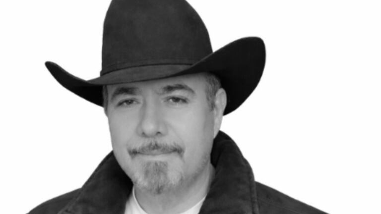 Martín Olivares, cantante de música popular en México