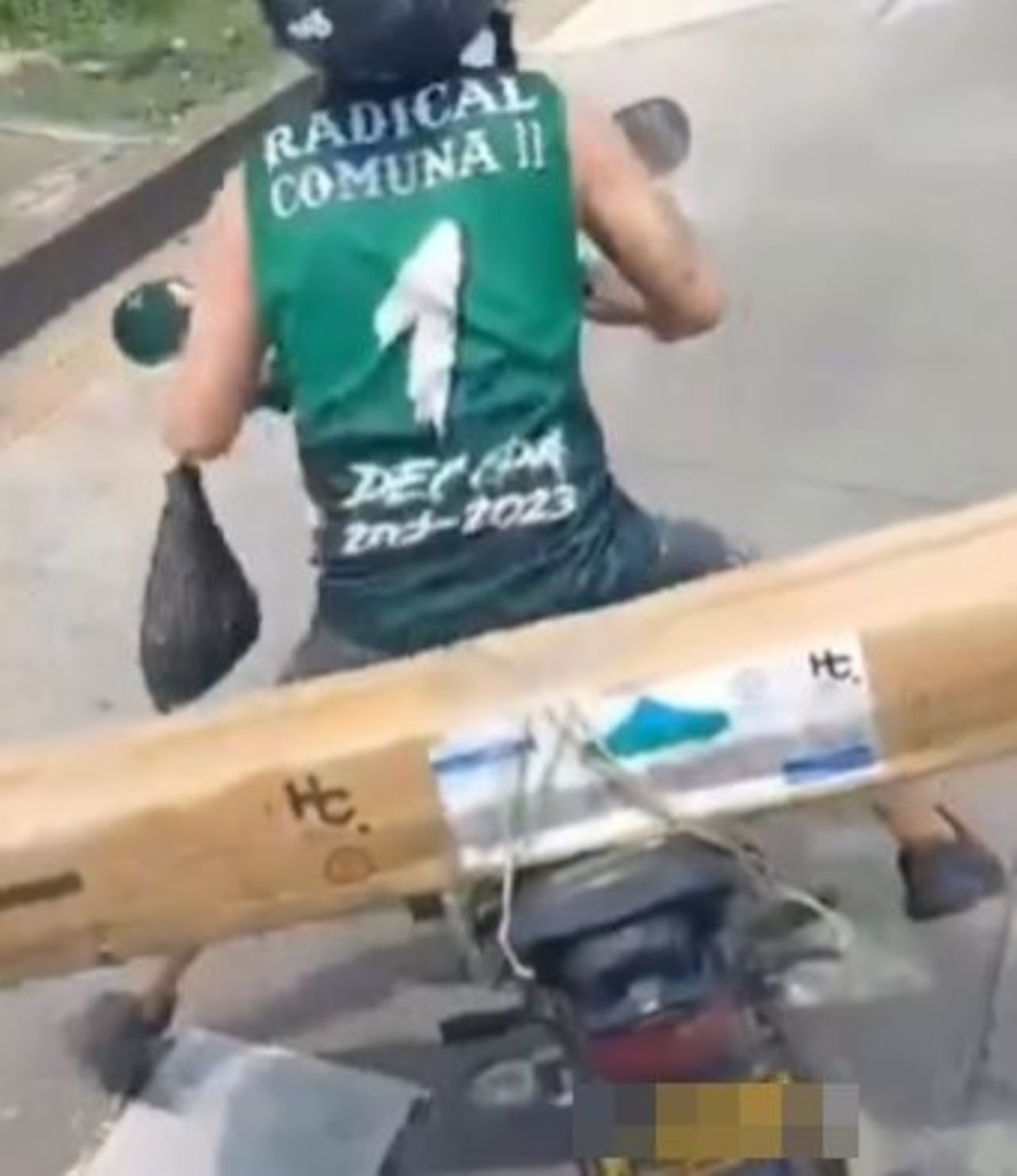 Pasajeros vivieron momentos de temor mientras el conductor era intimidado en plena vía exclusiva del transporte público en Cali.