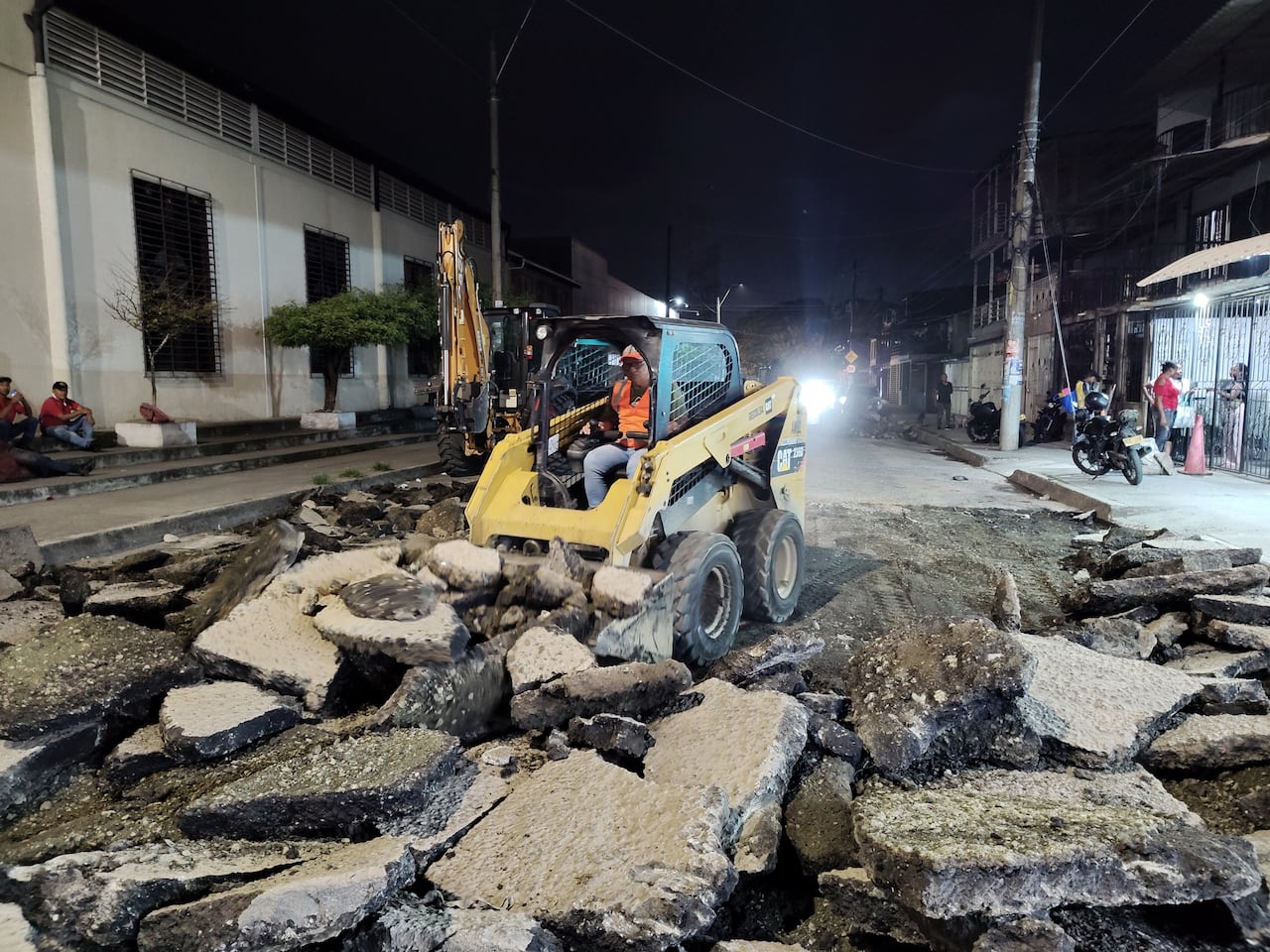 Un gran hueco que había generado varios accidentes en la Cra. 25 #121-89 del barrio Ciudadela del Río frente a Decepaz fue levantado junto con todo el pavimento que se encontraba en mal estado, con maquinaria y trabajadores del municipio. Foto: Jorge Orozco.