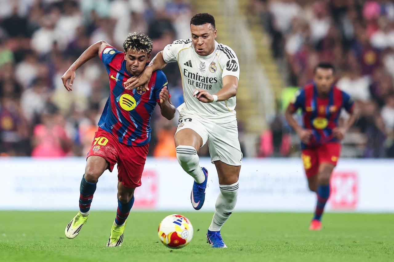 El delantero francés #10 del Real Madrid, Kylian Mbappé (der.), y el delantero español #10 del Barcelona, Lamine Yamal, disputan el balón durante la final de la Supercopa de España entre el FC Barcelona y el Real Madrid en el Estadio Rey Abdullah de Yeda el 11 de enero de 2026. (Foto de Haitham AL-SHUKAIRI / AFP)