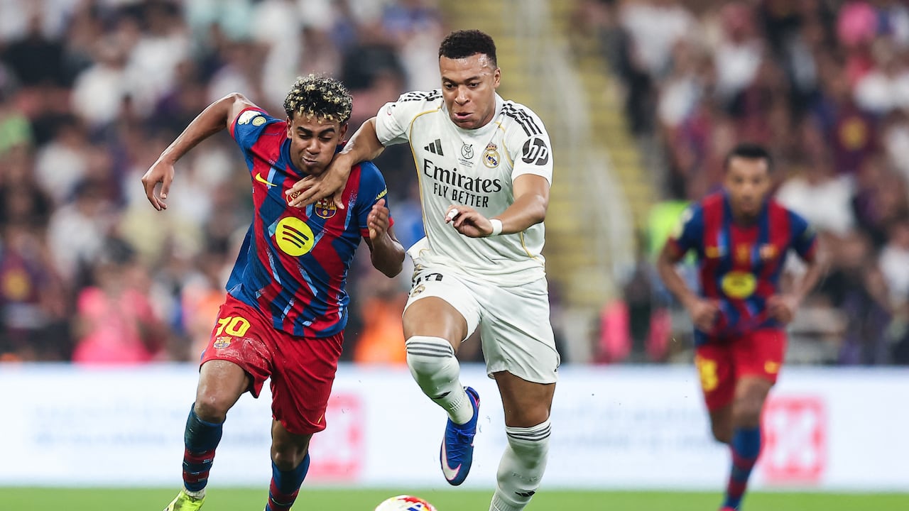 El delantero francés #10 del Real Madrid, Kylian Mbappé (der.), y el delantero español #10 del Barcelona, Lamine Yamal, disputan el balón durante la final de la Supercopa de España entre el FC Barcelona y el Real Madrid en el Estadio Rey Abdullah de Yeda el 11 de enero de 2026. (Foto de Haitham AL-SHUKAIRI / AFP)