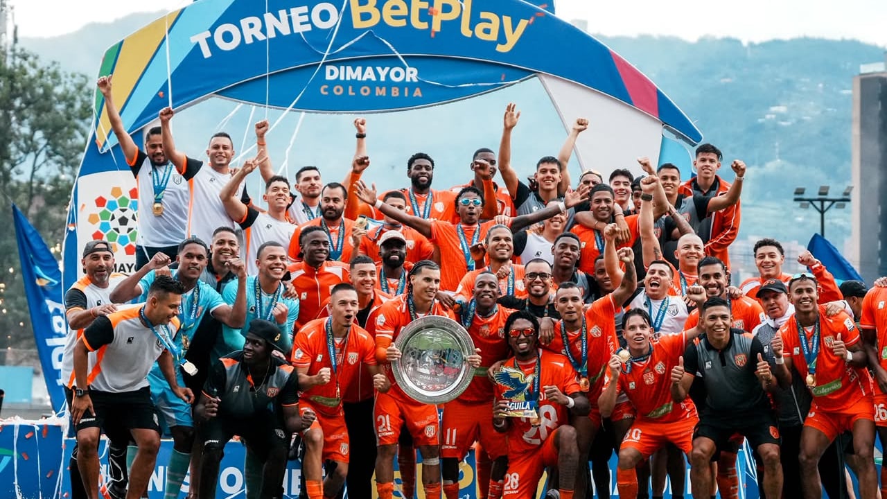 Los jugadores de Envigado levantan el título del primer semestre del Torneo de Ascenso 2026.