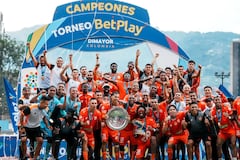 Los jugadores de Envigado levantan el título del primer semestre del Torneo de Ascenso 2026.