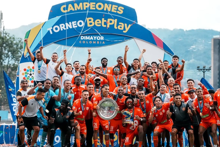 Los jugadores de Envigado levantan el título del primer semestre del Torneo de Ascenso 2026.