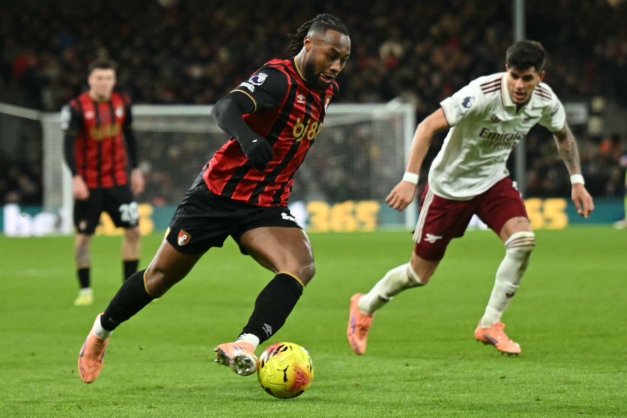 El delantero ghanés #24 del Bournemouth, Antoine Semenyo (izq.), corre con el balón durante el partido de la Premier League inglesa entre el Bournemouth y el Arsenal en el Vitality Stadium en Bournemouth, sur de Inglaterra, el 3 de enero de 2026. (Foto de JUSTIN TALLIS / AFP)