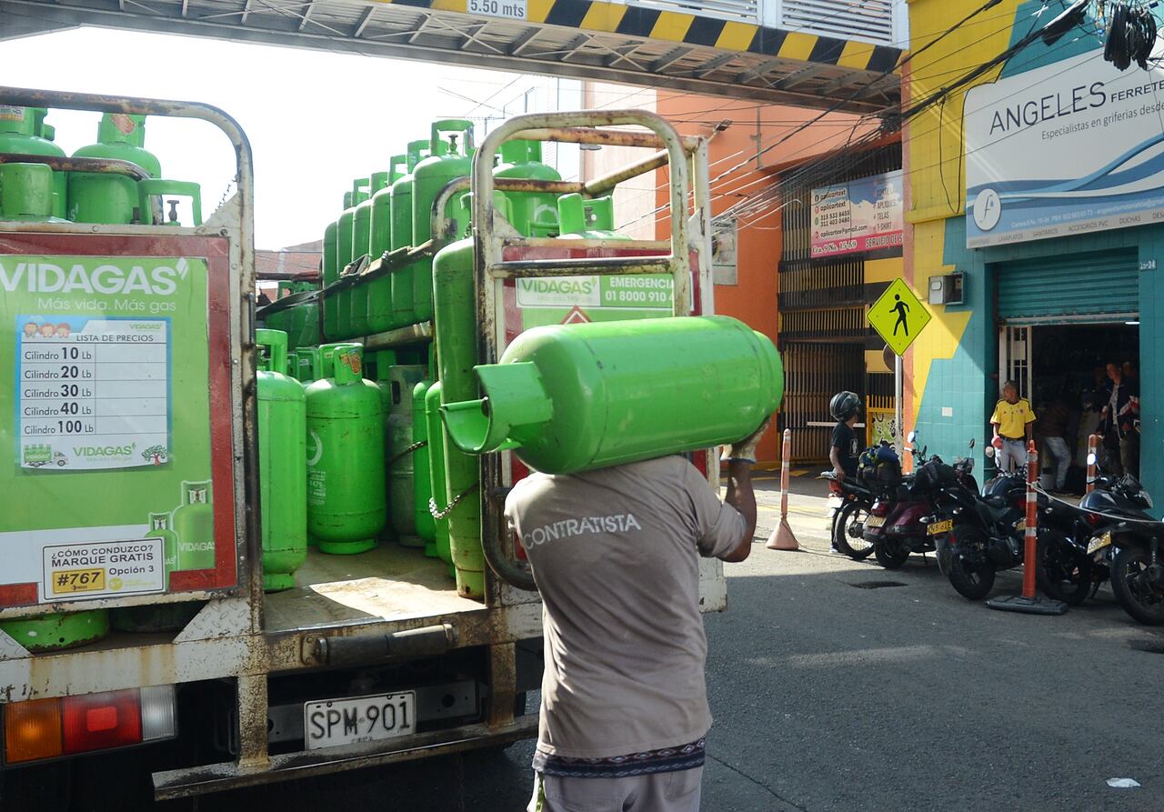 Cali: Se agudiza crisis en la entrega de pedidos de gas propano ante la alta demanda por falta de gas natural en Cali. Restaurantes y amas de casa abocados a cocinar con leña y carbón en las afuera de las residencias y comederos. Foto José L Guzmán. El País. Mayo 24-23