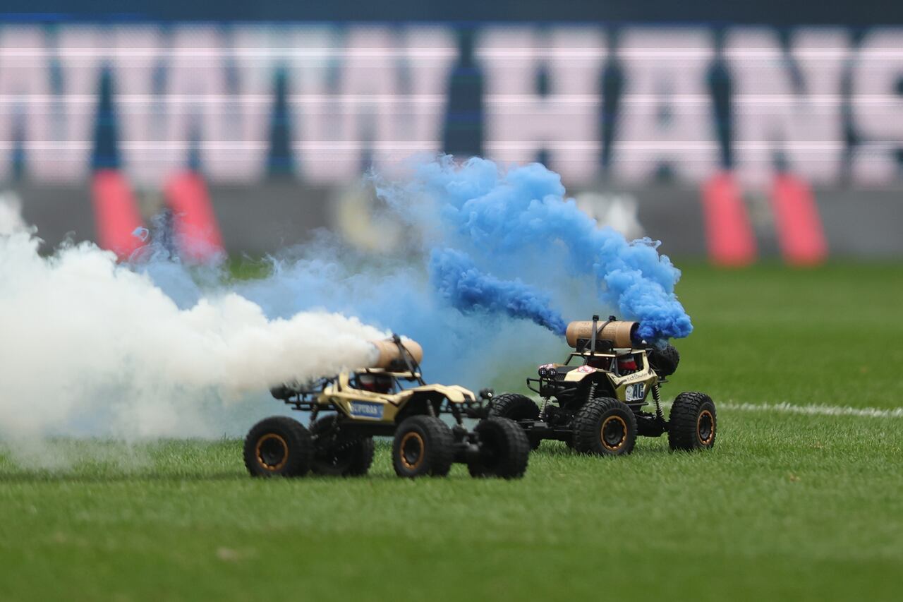 ROSTOCK, ALEMANIA - 17 DE FEBRERO: Protesta de seguidores con autos a control remoto durante el partido de la Segunda Bundesliga entre el F.C. Hansa Rostock y Hamburger SV en Ostseestadion el 17 de febrero de 2024 en Rostock, Alemania. (Foto de Joern Pollex/Getty Images)