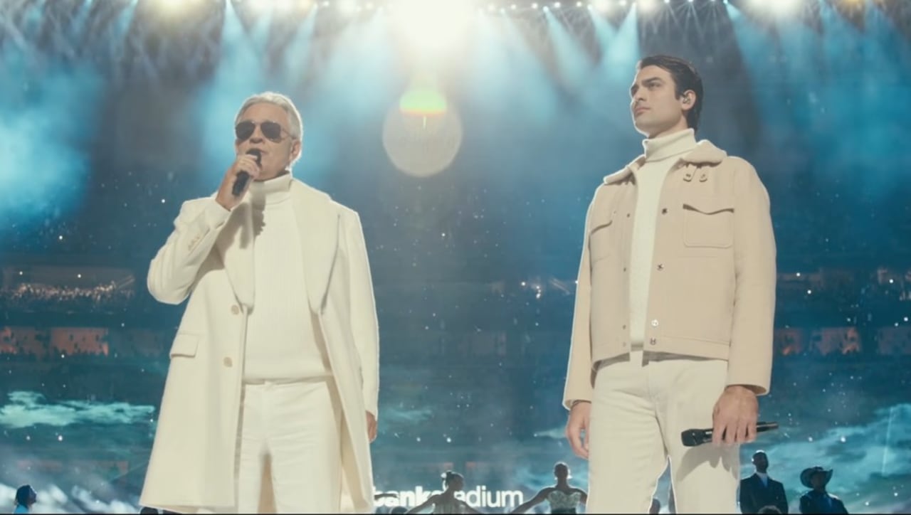 HUNTR/X y Andrea Bocelli se unieron para dar un gran espectáculo en el partido de la NFL de Navidad.