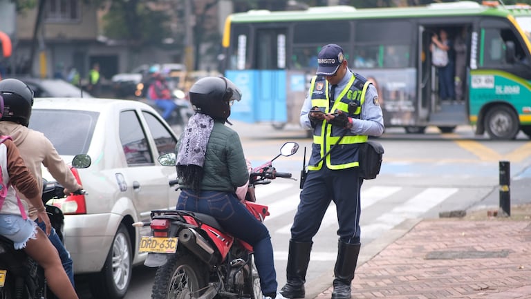 Hombre lesionó a un agente de tránsito cuando, presuntamente, intentó fugarse de un operativo de control.