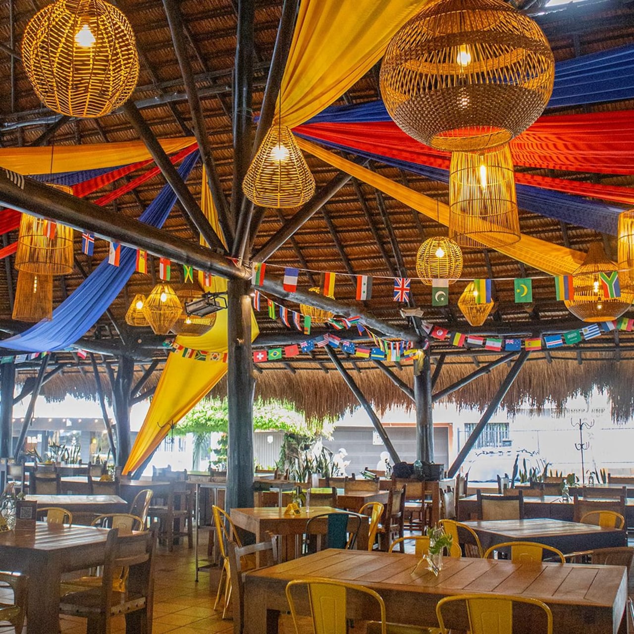 Las pantallas de restaurantes como Simón Parrilla ya están encendidas para el Mundial. Ese gremio espera aumento significativo de clientes.