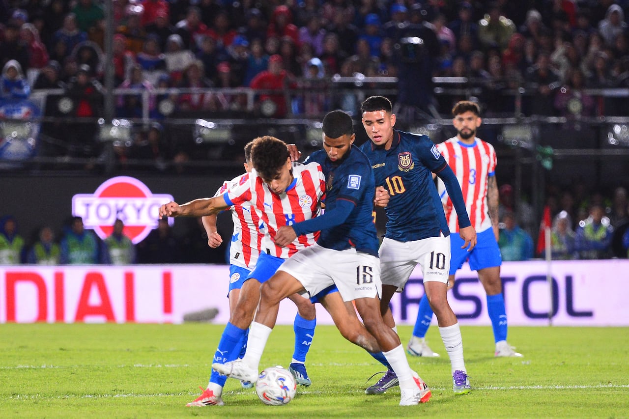 El mediocampista paraguayo Diego Gómez, el mediocampista ecuatoriano Pedro Vite y el mediocampista ecuatoriano Kendry Páez disputan el balón durante el partido de las eliminatorias sudamericanas de la Copa Mundial de la FIFA 2026 entre Paraguay y Ecuador en el estadio Defensores del Chaco en Asunción el 4 de septiembre de 2025. (Foto de Daniel DUARTE / AFP)