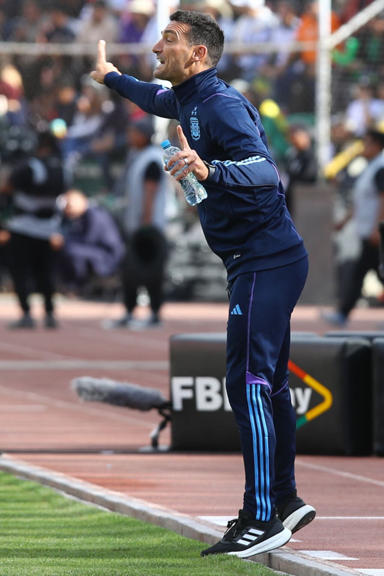 LA PAZ, BOLIVIA - SEPTEMBER 12: Lionel Scaloni, Head Coach of Argentina, gestures during a FIFA World Cup 2026 Qualifier match between Bolivia and Argentina at Hernando Siles Stadium on September 12, 2023 in La Paz, Bolivia. (Photo by Leonardo Fernandez/Getty Images)