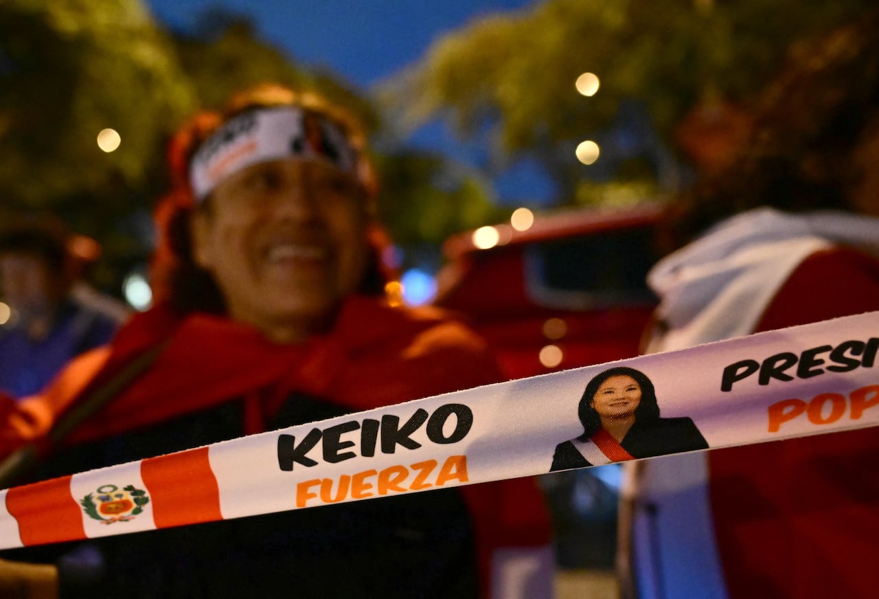 Una simpatizante de Keiko Fujimori, candidata presidencial del partido Fuerza Popular, muestra una diadema con su imagen durante la segunda vuelta de las elecciones presidenciales en Lima, el 7 de junio de 2026. Los peruanos elegirán a su noveno presidente en 10 años en una reñida segunda vuelta entre la conservadora Keiko Fujimori y el izquierdista Roberto Sánchez, quienes buscan ganarse el apoyo de los votantes hartos del caos político y el aumento de la delincuencia. (Foto de MARTIN BERNETTI / AFP)