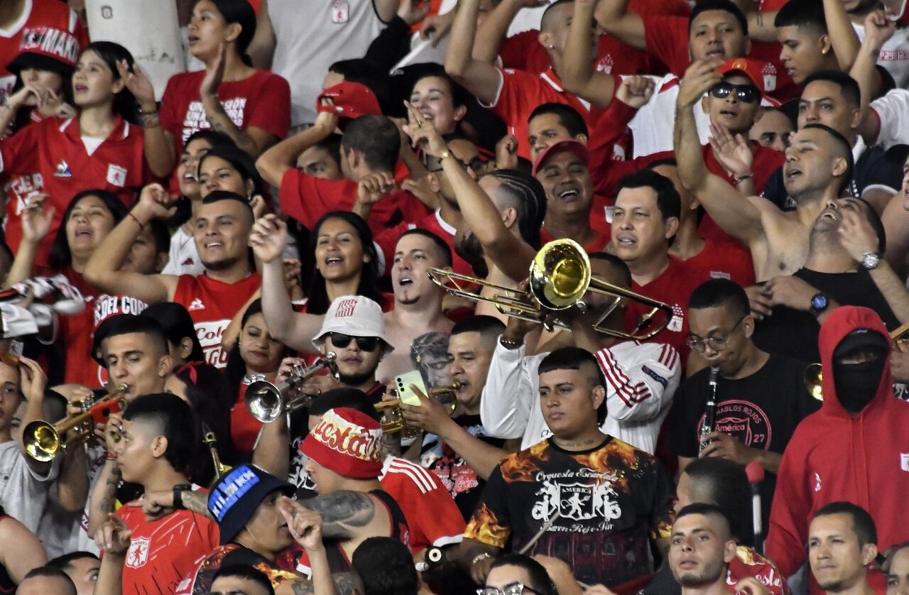 Las trompetas marcaron el ritmo del aliento de la Barra Baron Rojo Sur, de buen comportamiento en el partido contra Bahía.
Foto Raúl Palacios - El País