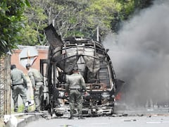 El bus quedó totalmente incinerado en inmediaciones al batallón.