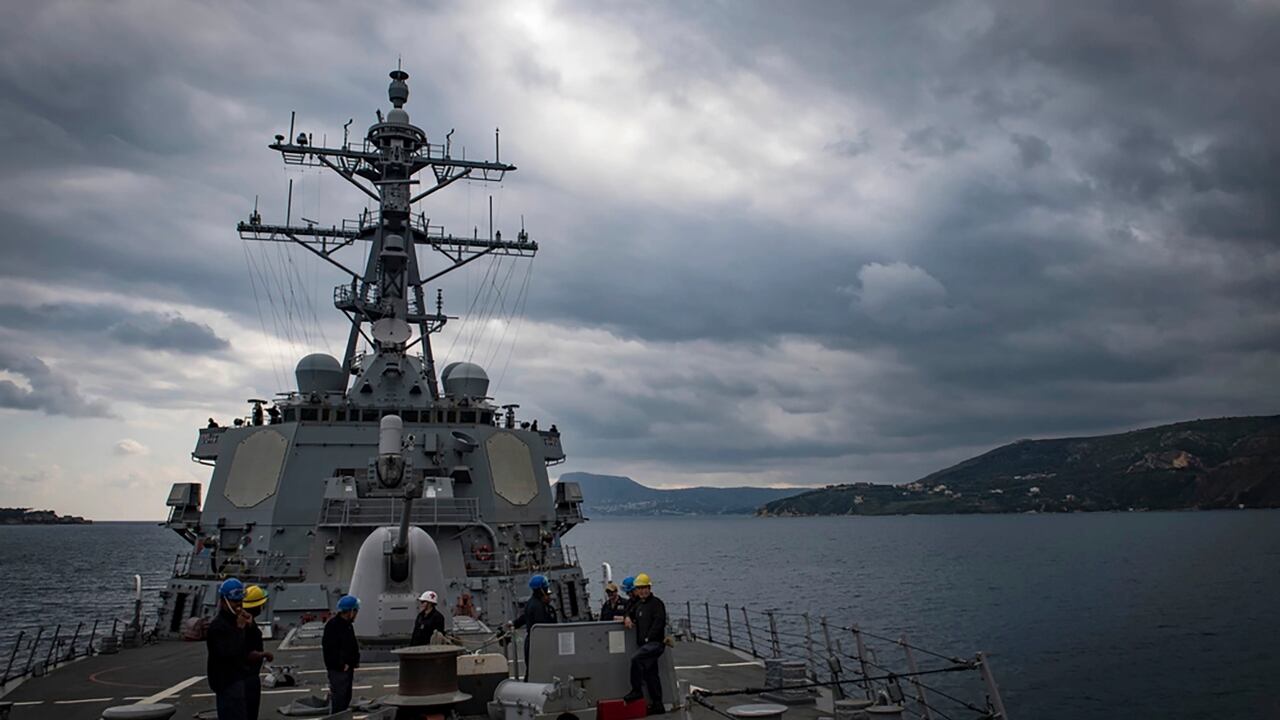 Esta fotografía del 12 de noviembre de 2018 muestra el USS Carney en el Mar Mediterráneo. El buque de guerra estadounidense y varios barcos comerciales fueron atacados el domingo 3 de diciembre de 2023 en el Mar Rojo