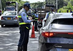 Las principales vías de ingreso y salida de Cali se encuentran totalmente monitoreadas por los agentes de tránsito de la ciudad, que establecieron puestos de control e hicieron un llamado a la precaución a la hora de conducir. La falta de documentación, el exceso de velocidad y el no uso del cinturón de seguridad son las principales causas de multas y llamados de atención. Fotos Raúl Palacios / El País.