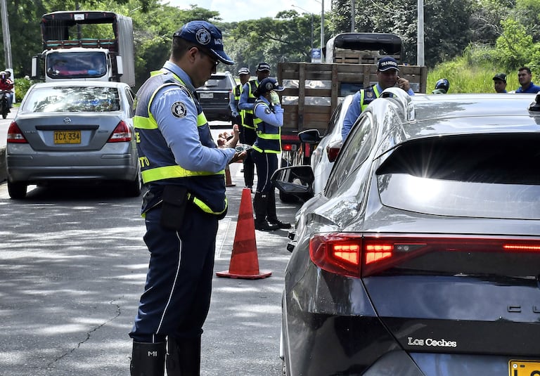 Las principales vías de ingreso y salida de Cali se encuentran totalmente monitoreadas por los agentes de tránsito de la ciudad, que establecieron puestos de control e hicieron un llamado a la precaución a la hora de conducir. La falta de documentación, el exceso de velocidad y el no uso del cinturón de seguridad son las principales causas de multas y llamados de atención. Fotos Raúl Palacios / El País.