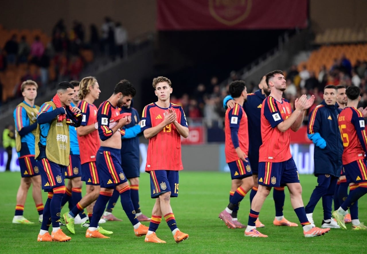 Los aplausos de España al final del partido de fútbol del Grupo E de clasificación europea para la Copa Mundial de la FIFA 2026 entre España y Turquía.