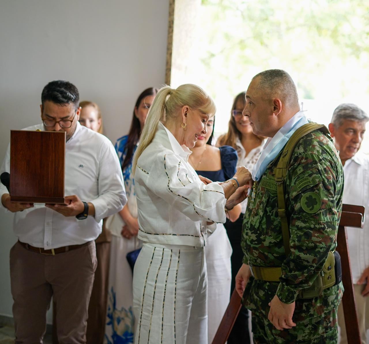 La Gobernación le otorgó la Orden Ciudades Confederadas del Valle del Cauca en el grado Cruz de Caballero al saliente general Juan Odúber Rendón.