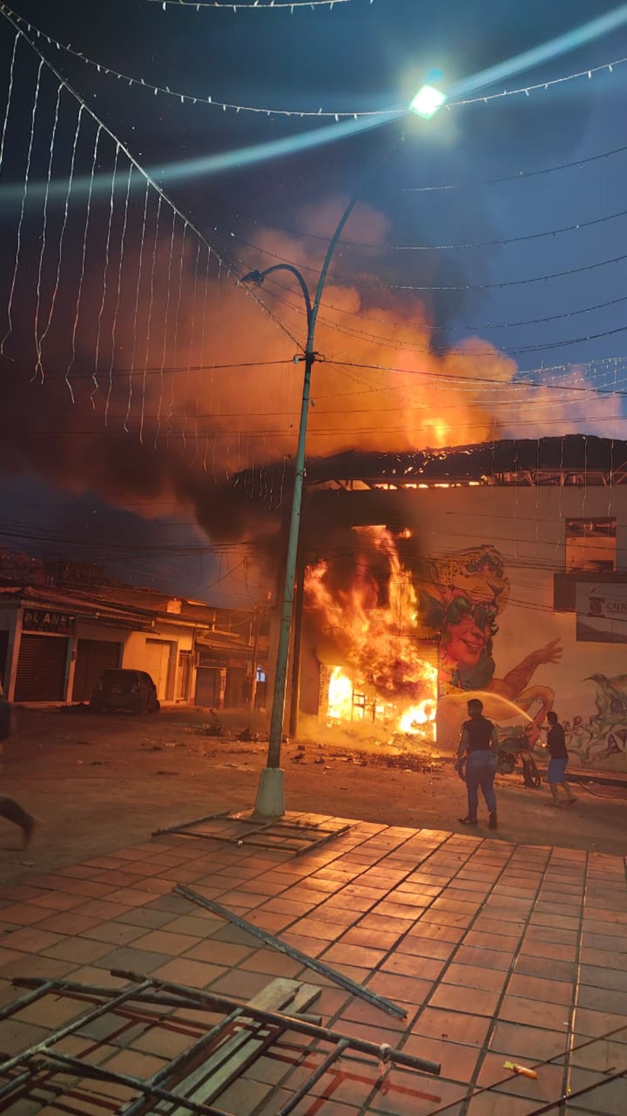 Las autoridades y organismos de socorro atienden el incendio estructural que se formó tras la activación de la motobomba.