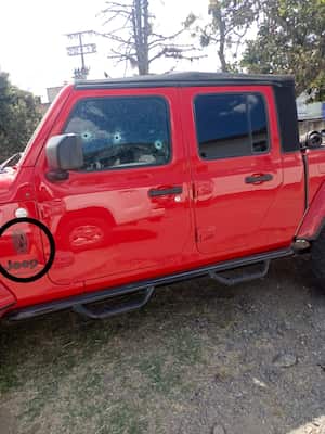 El conductor de esta camioneta resultó herido luego que dos presuntos sicarios le dispararan cuando se movilizaba por la Variante Norte de la capital del Cauca.