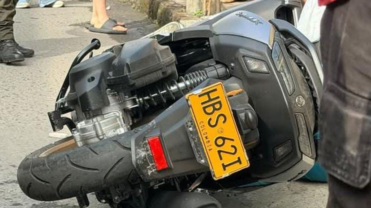 Así quedó la motocicleta que conducía la mujer al momento de ser ultimada con arma de fuego.