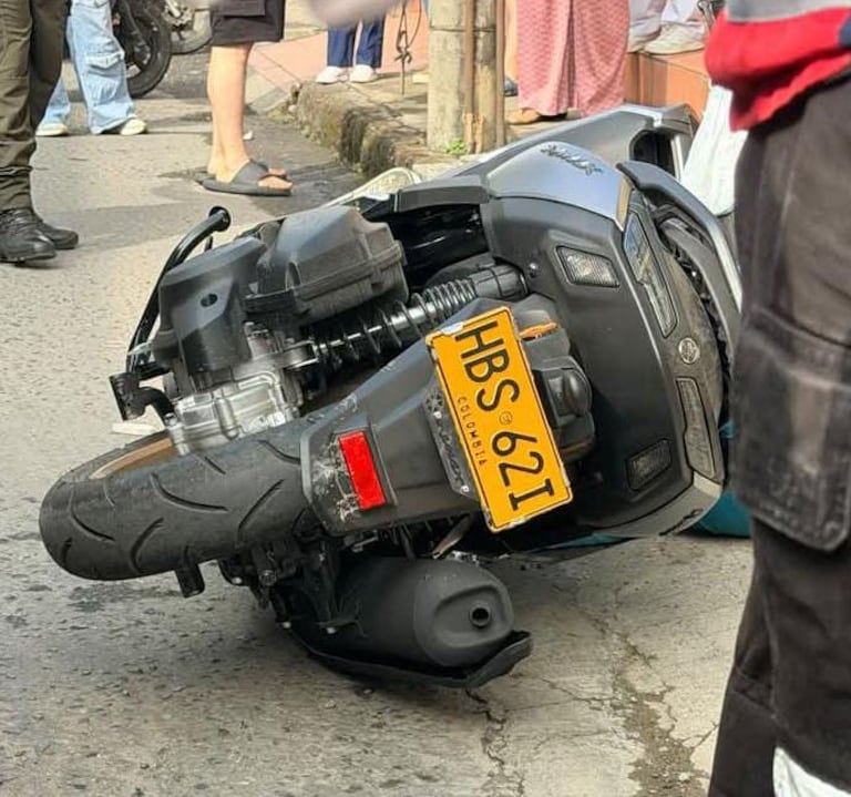 Así quedó la motocicleta que conducía la mujer al momento de ser ultimada con arma de fuego.