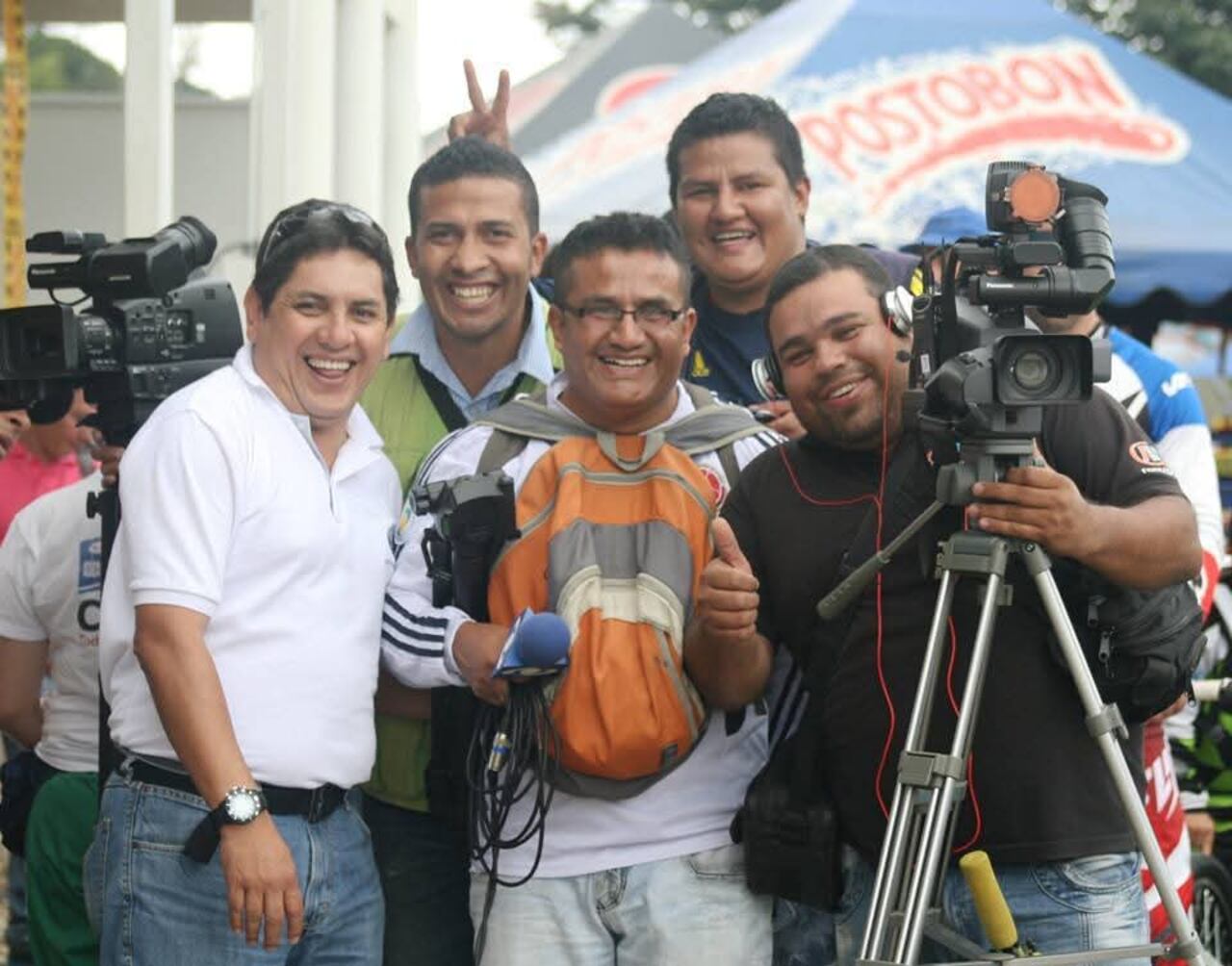 Los hermanos Fredy y Camilo Calvache compartieron por muchos años la pasión por informar sobre el acontecer del Cauca, como lo recuerdas otros periodistas de esta región del país.