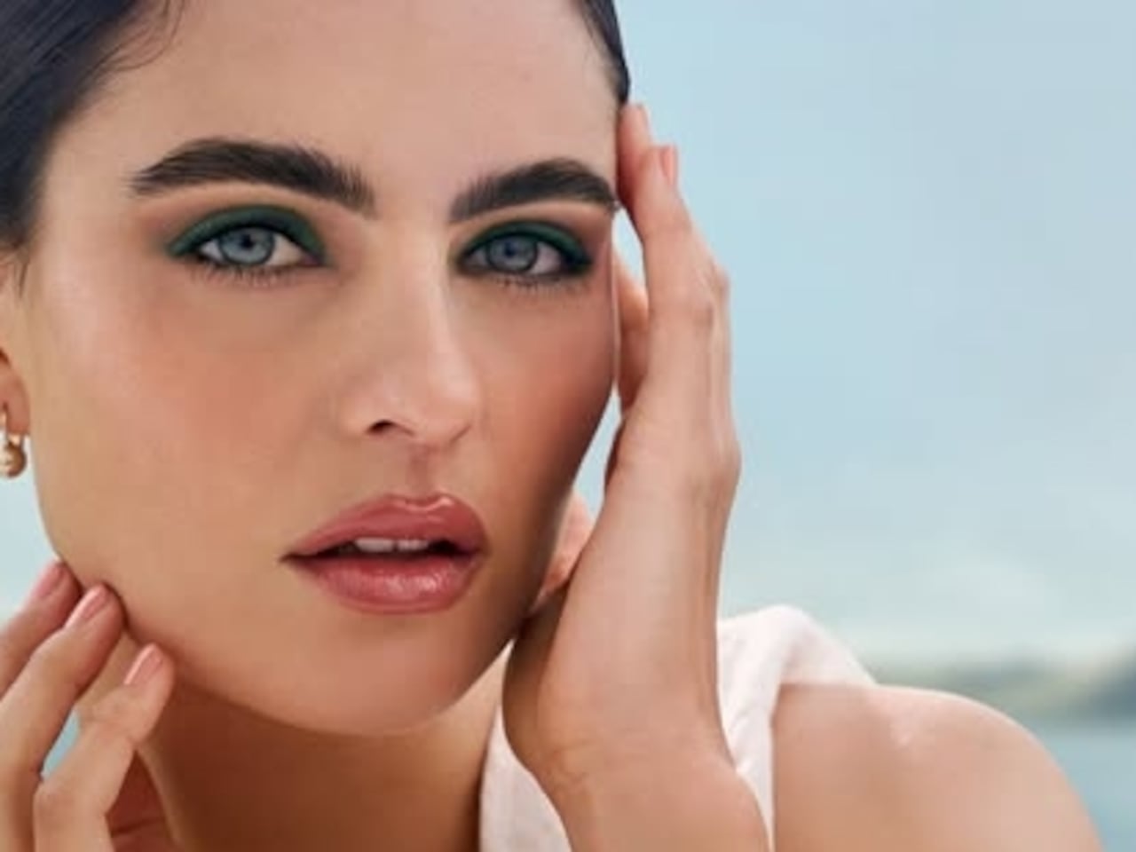 Yanbal sugiere un maquillaje que destaque los rasgos femeninos, lo más natural posible.