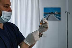 Un profesional de la salud prepara una dosis de la vacuna de Pfizer/BioNTech contra el covid-19 en Grecia.