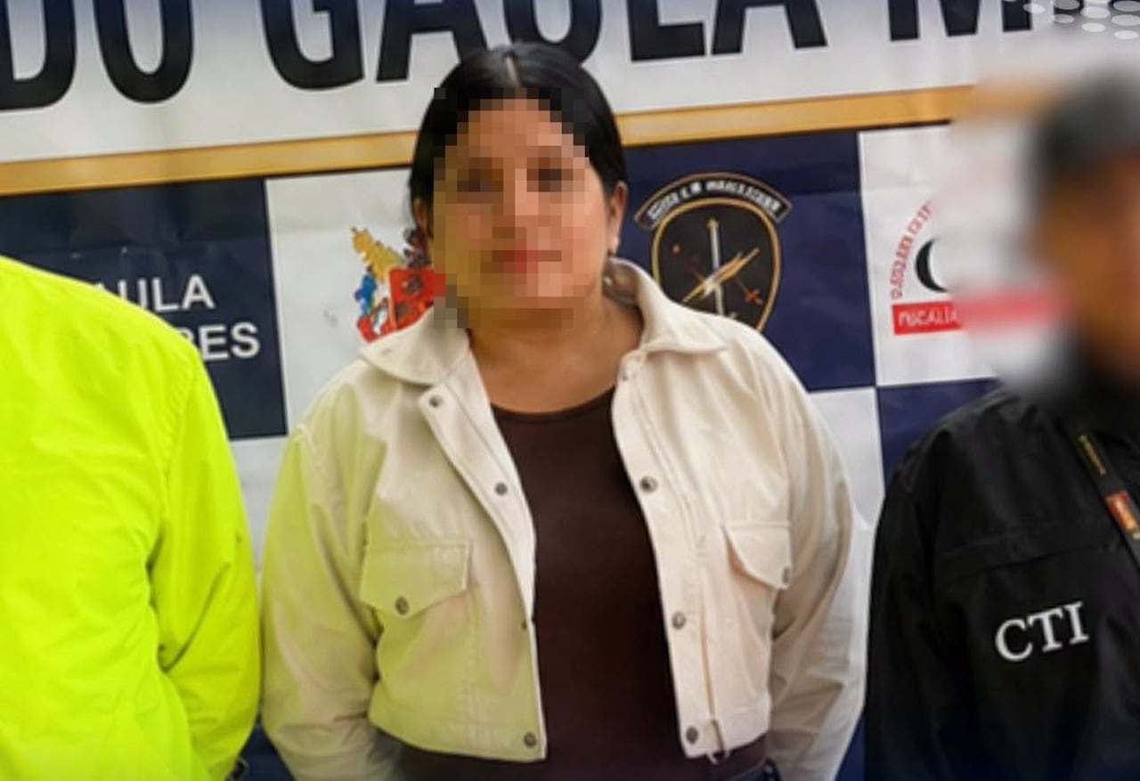De acuerdo con la investigación, la servidora pública es señalada de engañar a múltiples víctimas mediante la fachada de falsos remates de bienes, logrando apropiarse de un monto que asciende a los 300 millones de pesos.