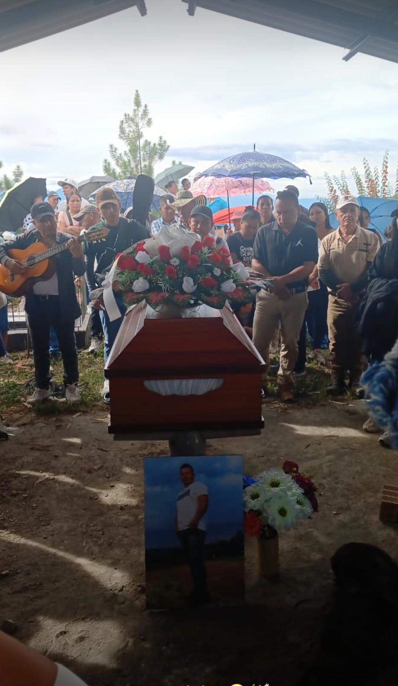 La zona donde se presentó este homicidio es controlada militarmente por el Ejército de Liberación Nacional, ELN, de ahí que las comunidades viven bajo la presión de esta organización guerrillera.