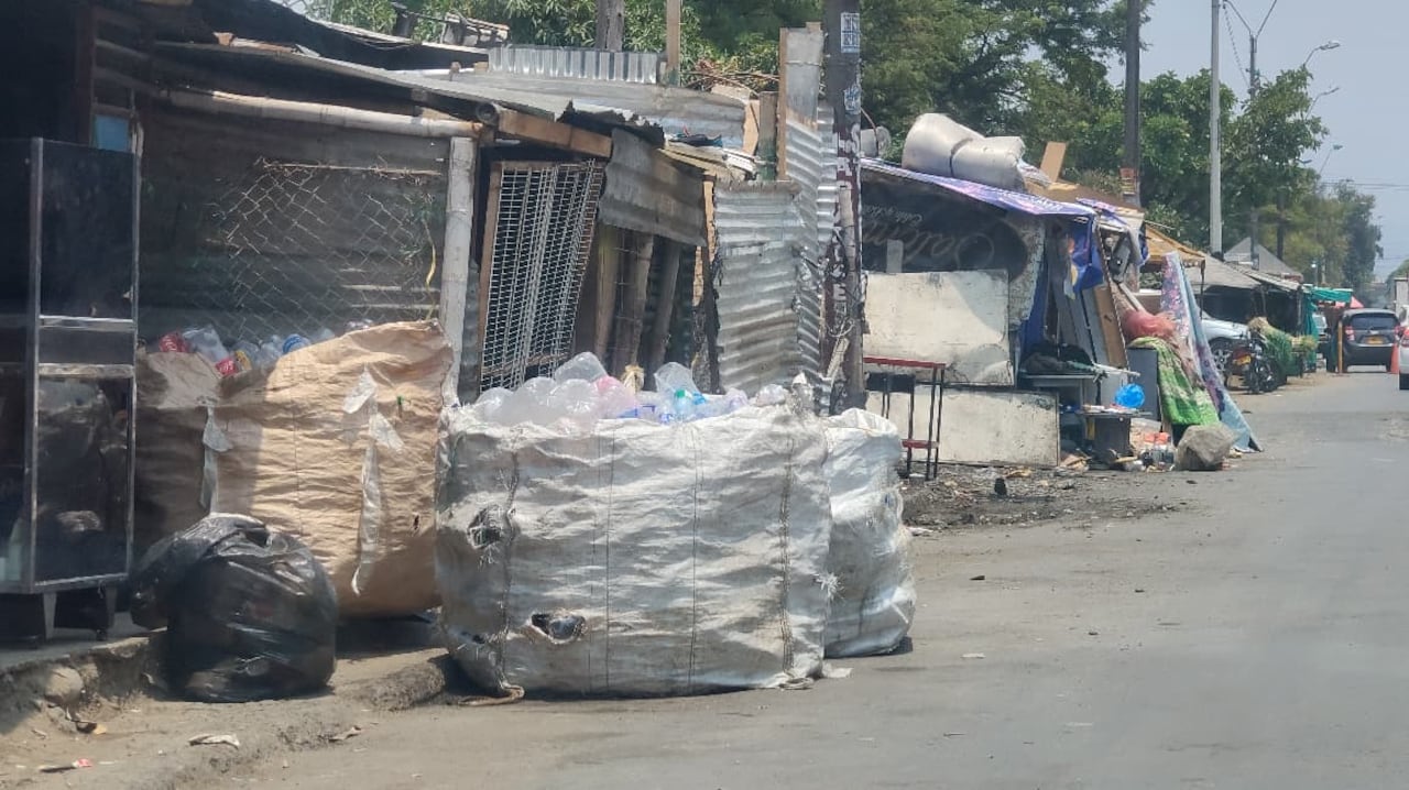 Conductores que atraviesan las calles 25 y 23 aseguran que la presencia de puestos de venta y vehículos de carga dificulta el paso en algunos momentos.