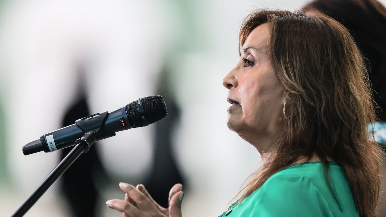 Dina Boluarte, Presidenta de Perú, habla en el Centro de Convenciones Hangar durante la Cumbre Amazónica en Belem, Brasil. La Amazonía tiene un papel clave que desempeñar en la lucha contra el cambio climático.