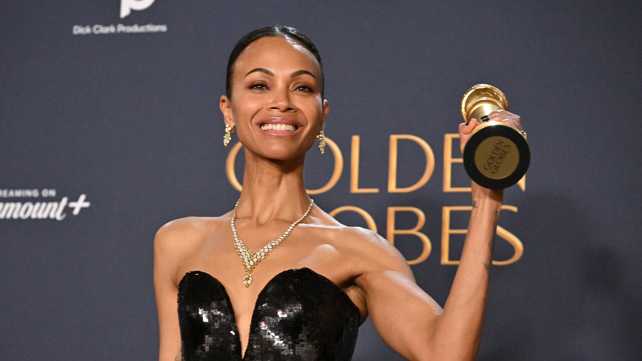 La actriz estadounidense Zoe Saldana posa en la sala de prensa con el premio a la mejor interpretación femenina en un papel secundario en cualquier película por "Emilia Pérez" durante la 82ª edición anual de los Globos de Oro en el hotel Beverly Hilton de Beverly Hills, California, el 5 de enero de 2025. (Foto de Robyn BECK / AFP)