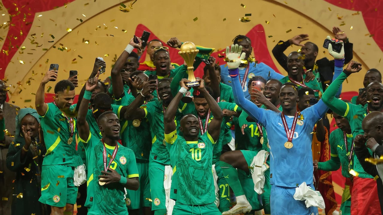 Jugadores de Senegal levantan el título de la Copa Africana de Naciones 2025 - 2026. La CAF le quitó el título este 17 de marzo de 2026.
