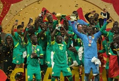 Jugadores de Senegal levantan el título de la Copa Africana de Naciones 2025 - 2026. La CAF le quitó el título este 17 de marzo de 2026.