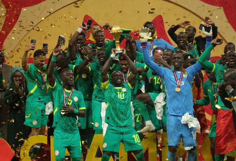 Jugadores de Senegal levantan el título de la Copa Africana de Naciones 2025 - 2026. La CAF le quitó el título este 17 de marzo de 2026.