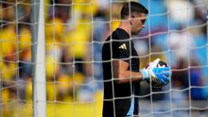 Emiliano Martínez en Barranquilla, el pasado martes 10 de septiembre, calentando previo al compromiso entre Colombia y Argentina.