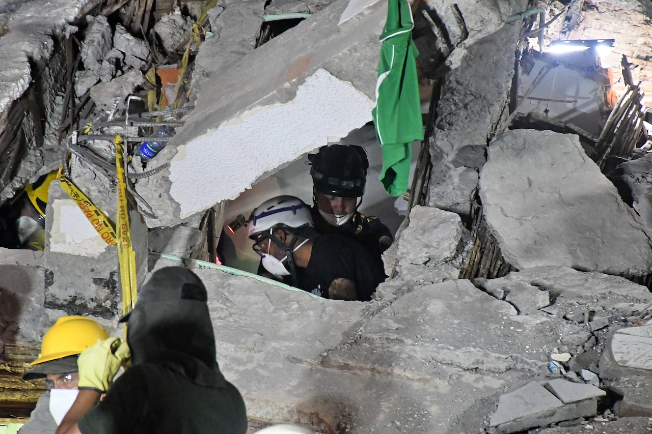 Cali: Luego de 72 horas del terremoto que afectó a la ciudad, el grupo de rescatistas y voluntarios continúa en su ardua labor durante día y noche, jornadas interminables con héroes invisibles que lo dan todo por rescatar con vida a los sobrevivientes