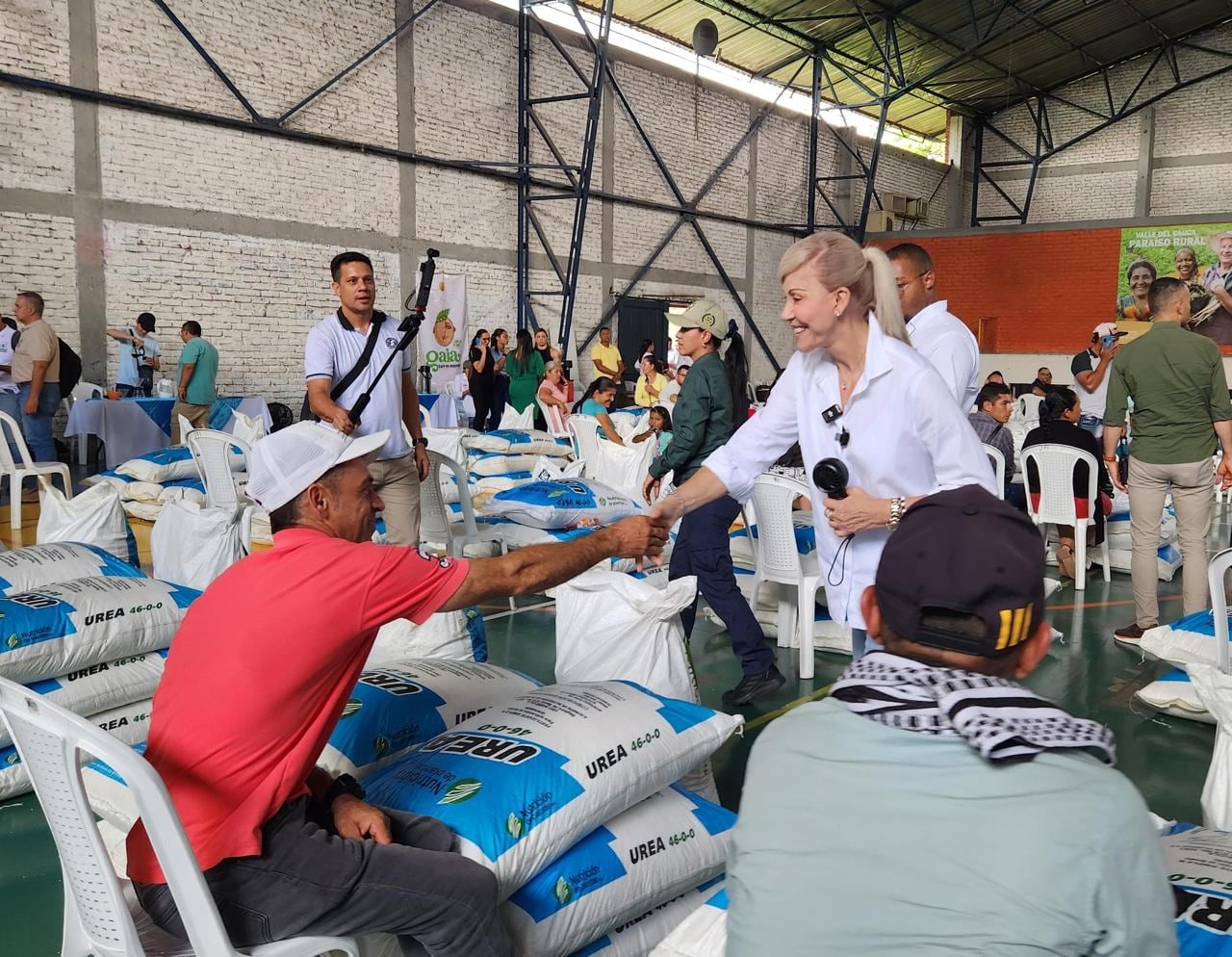 Gob del Valle del Cauca, Dilian Francisca Toro, haciendo entrega de insumos agrícolas a caficultores en el marco del programa Valle Café.